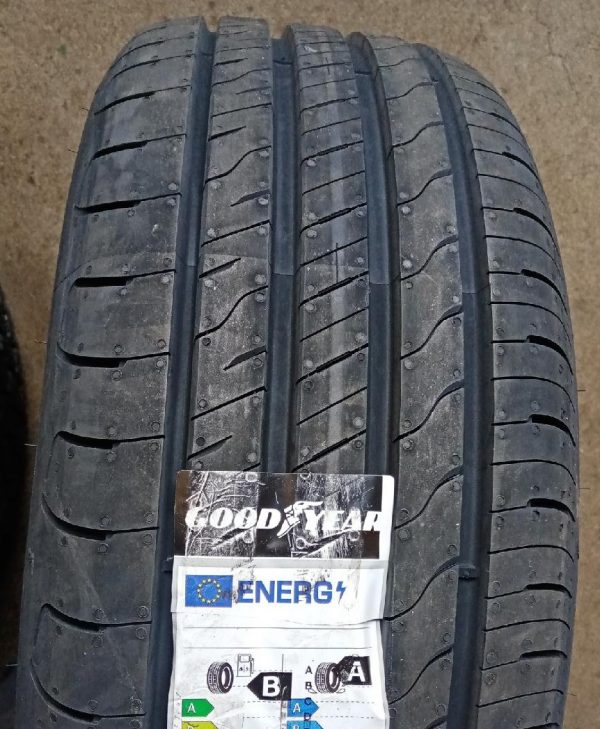 215/55 R17 – Goodyear